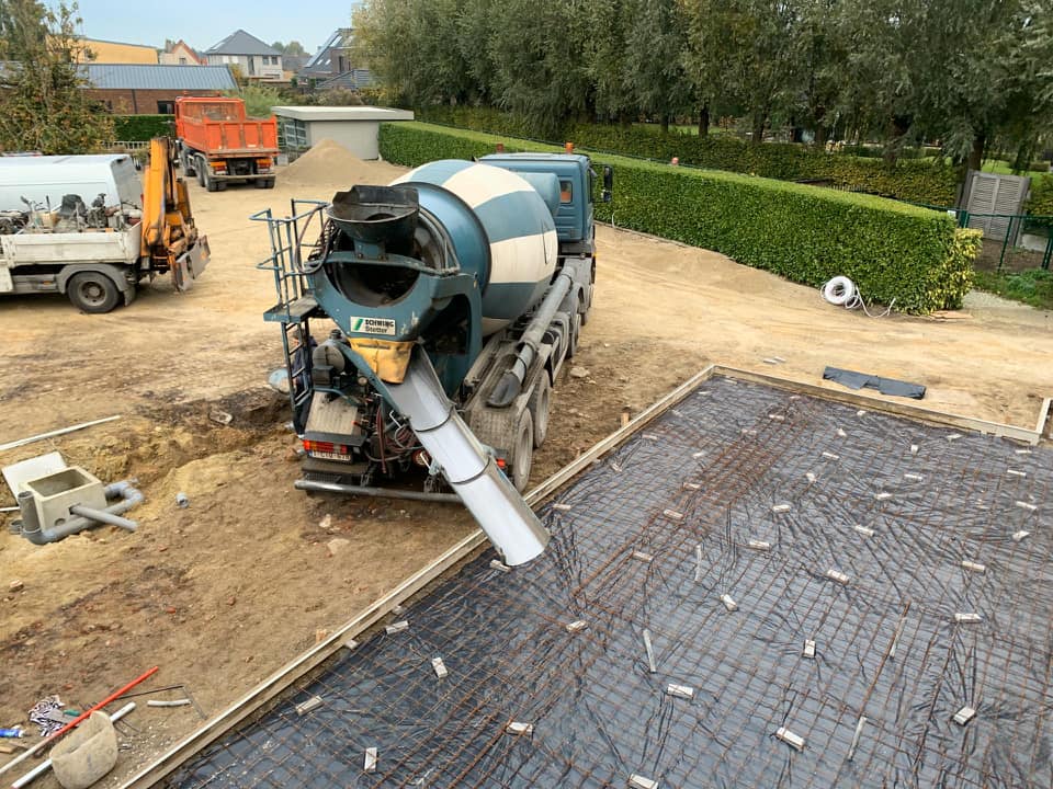 Vers gestort beton op een wapeningsnet op een werf van Stortbeton Hollevoet