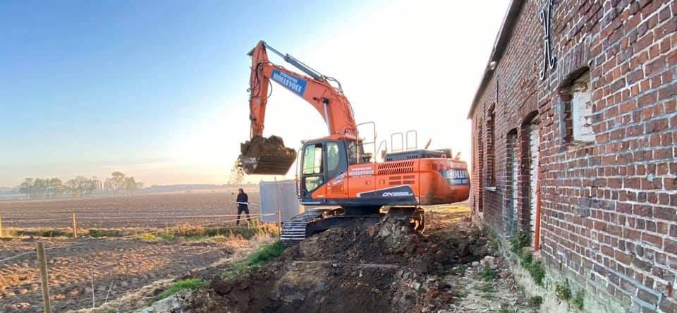 Grondwerken bij een hoeve