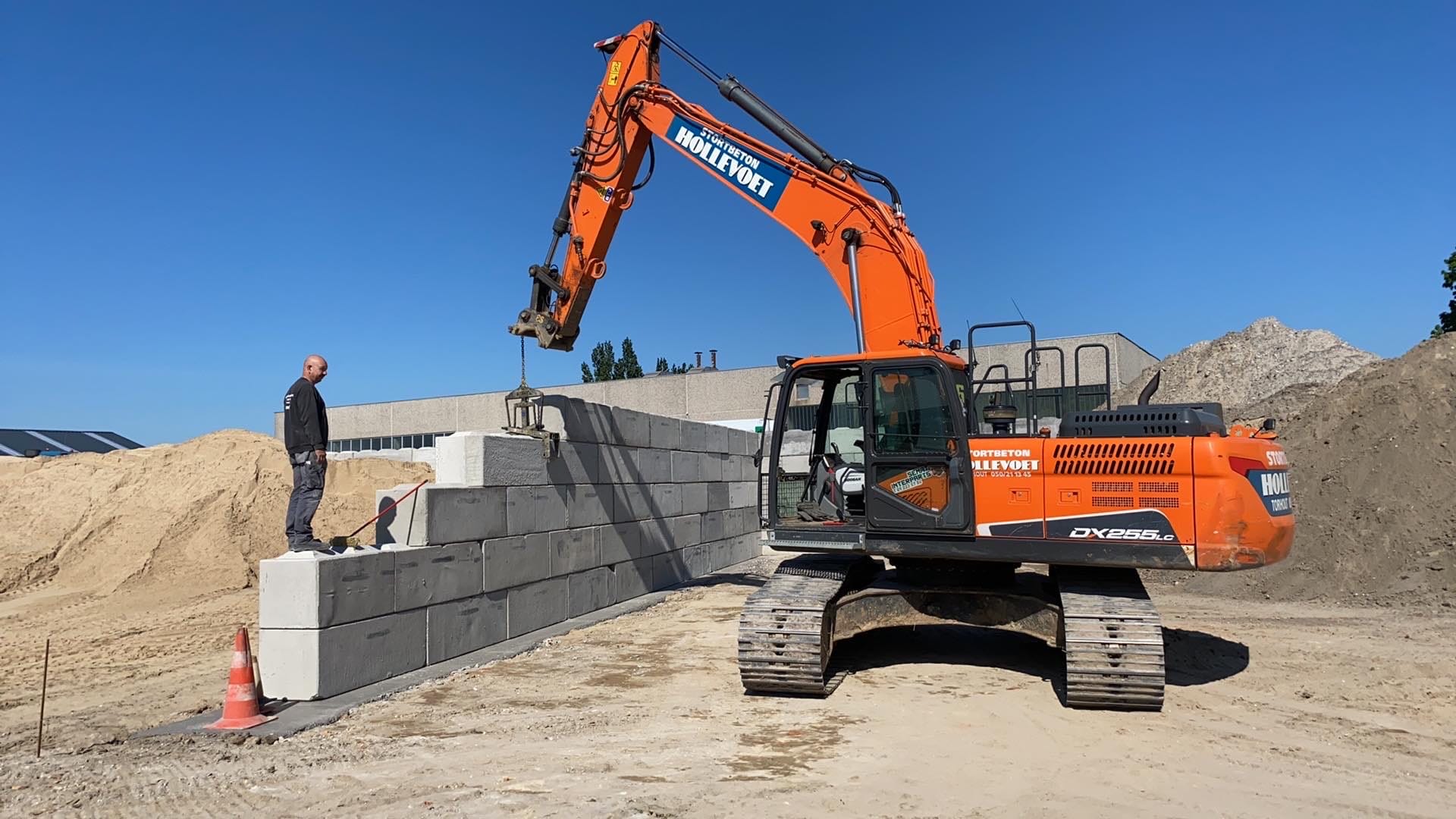 Kraan plaatst betonnen boxblokken