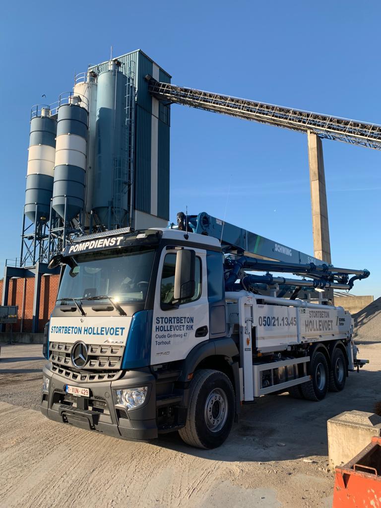 Betonpomp van Stortbeton Hollevoet voor de gebande silo's van de centrale