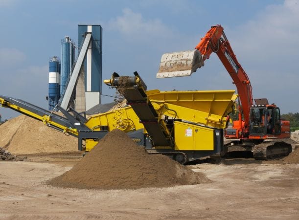 De werf met zeefinstallatie en de gebande betontoren op de achtergrond