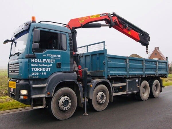 Kraanwagen levert bouwmaterialen