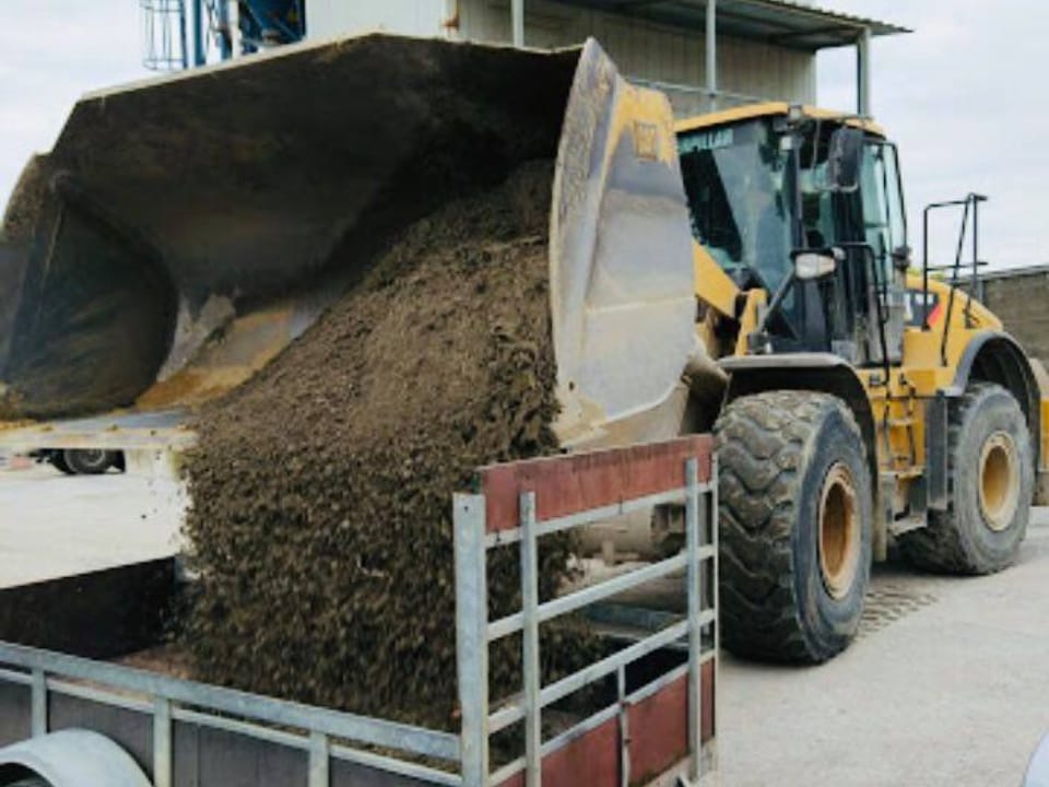 Wiellader stort stabilisé bij Stortbeton Hollevoet